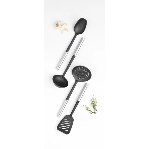 A szett tartalma: merőkanál, zöldséges kanál, spatula és szűrőkanál.