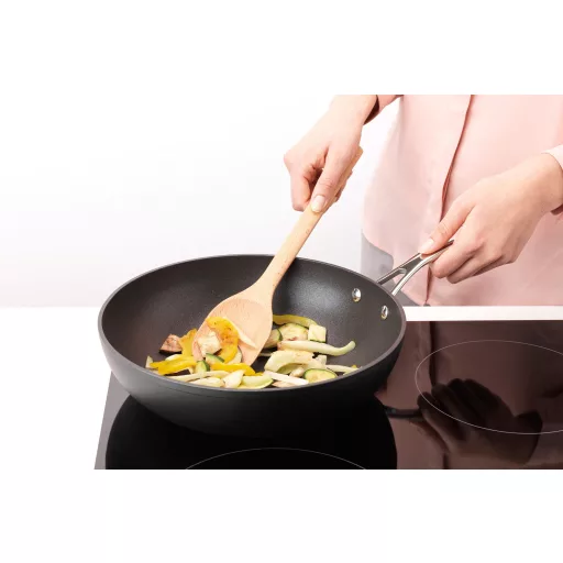 Emelje konyhája színvonalát a Brabantia Profile Cook &amp; Serve fakanállal, amely fenntartható bükkfából készült, ragyogó natúr dizájnnal!