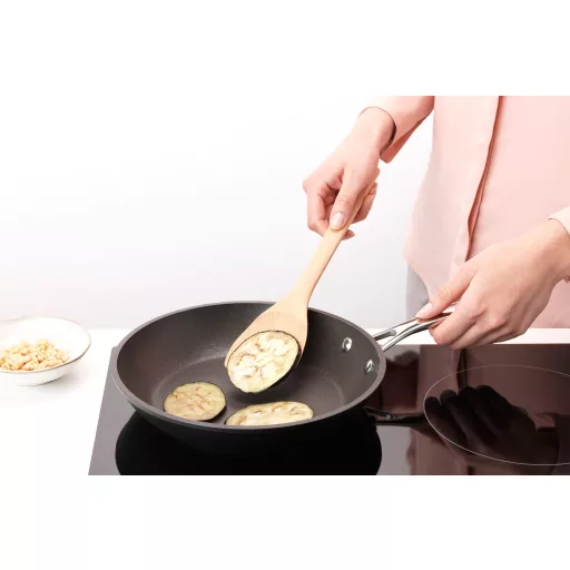 Alakítsa át konyhai élményeit a Brabantia Profile Cook &amp; Serve wok faspatulával, amely fenntartható bükkfából készült, időtlen eleganciával és páratlan praktikummal!