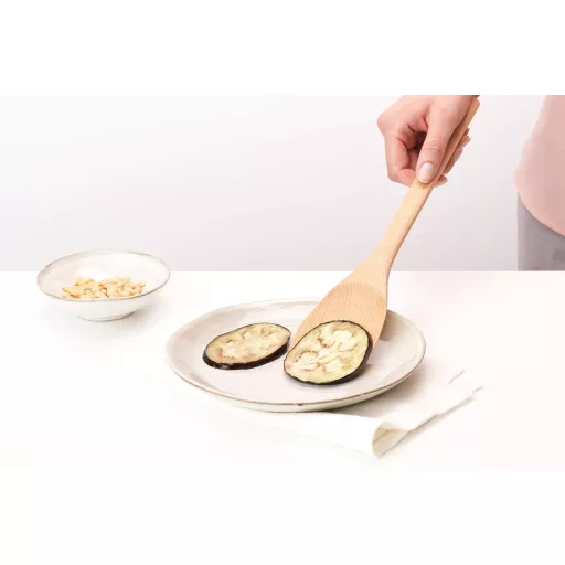 Ez a sokoldalú spatula tökéletes sütéshez, forgatáshoz és tálaláshoz, különösen tapadásmentes edényekhez, hiszen karcmentes és kíméletes használatot biztosít.