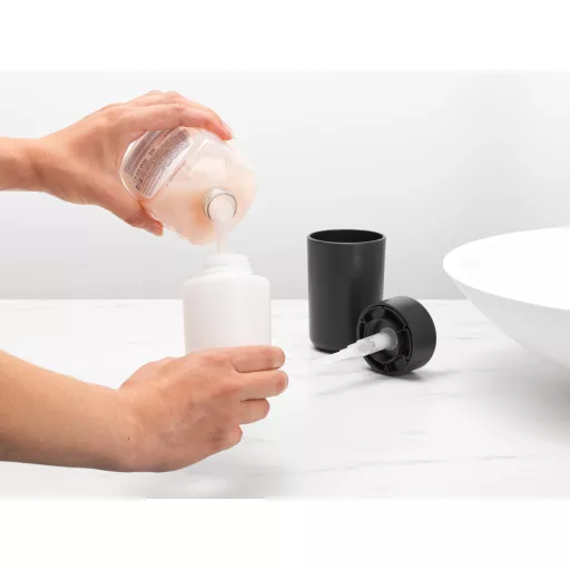 Töltsön akár 250ml folyékonyszappant a tartályba.