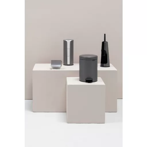 Brabantia ReNew platinaszürke WC kiegészítők.