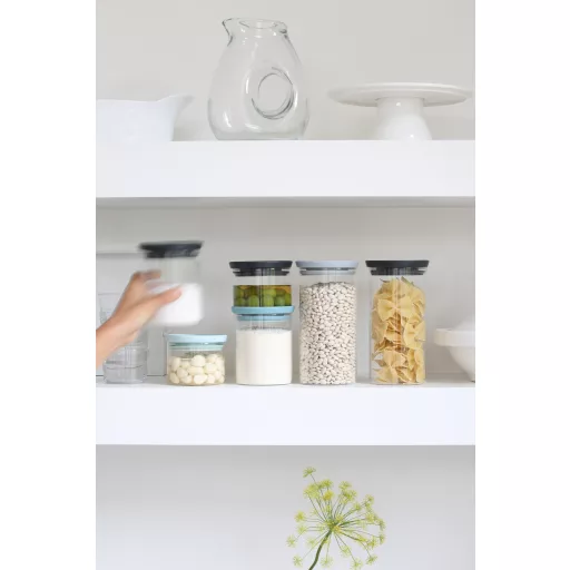 A Brabantia 0,3 literes, átlátszó, egymásra rakható üvegedénye tökéletes választás azok számára, akik stílusosan és praktikusan szeretnék rendszerezni konyhájukat.