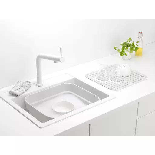 Tegye hatékonyabbá és stílusosabbá a mosogatást a Brabantia SinkSide mosótállal és szárítótálcával!