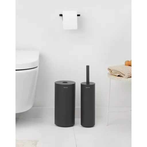 A WC-kefe és a tartalék WC-papírtartó padlón is megáll.