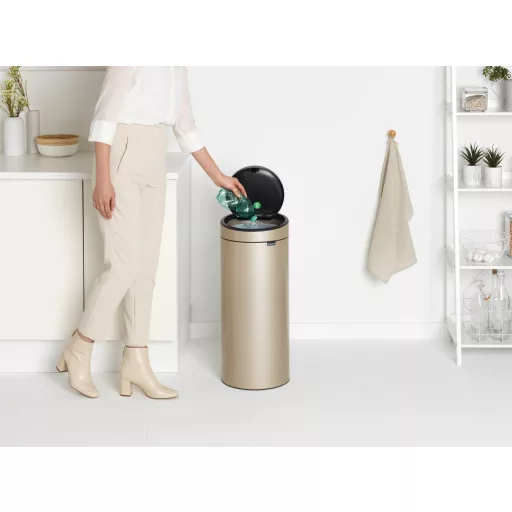 Brabantia Touch Bin New Soft-Touch nyomófedeles hulladékgyűjtő belső tartállyal, kerek, 30L - G méret, acél, aranyfényű - 304507