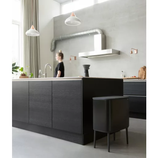 Matt fekete Brabantia szemetes egy modern konyhában
