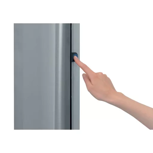 Védőburkolaton lévő gombot nyomja meg a kabinet kinyitása érdekében.