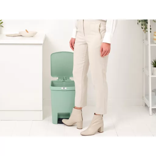 A Brabantia STEPUP hulladékgyűjtők pedálja besüllyed a szemetes testébe, így nincsenek a testből kiálló részek, ami igazán helytakarékos kialakítást nyújt