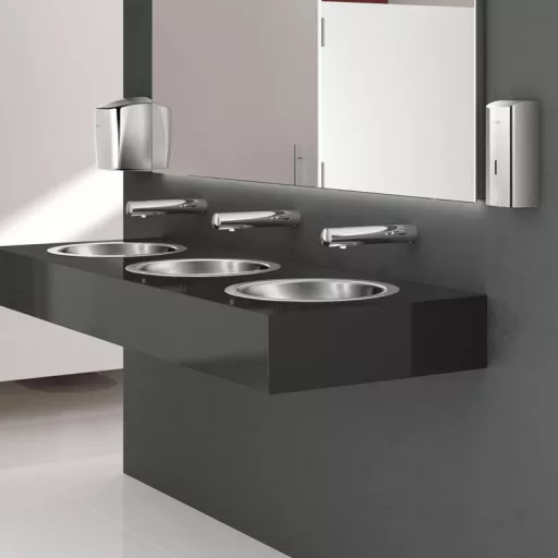 Az acél felület nemcsak modern és elegáns megjelenést kölcsönöz a fürdőszobának, de hosszú élettartamot és higiénikus környezetet is garantál.