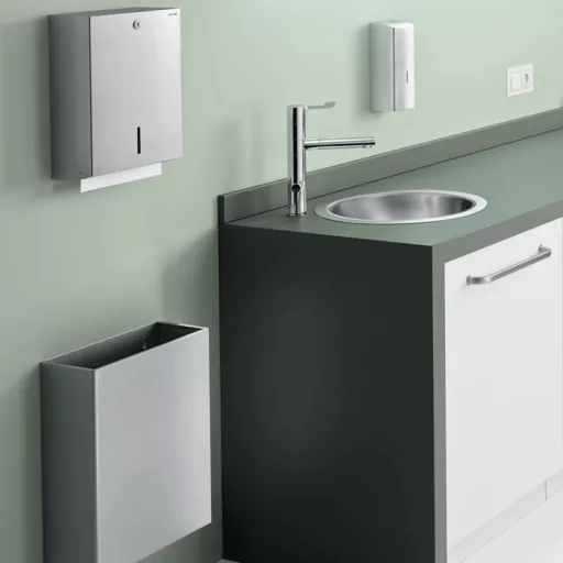 DELABIE álló infra mosdó csaptelep levehető rozsdamentes acél BIOCLIP kifolyóval, blokkolásgátlós, 160 mm magas lengő kifolyó, 24 óránkénti higiénés öblítés, 230V hálózati táplálás