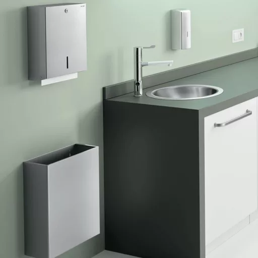 DELABIE álló infra mosdó csaptelep levehető Hostaform műanyag BIOCLIP kifolyóval, blokkolásgátlós, 160 mm magas lengő kifolyó, 24 óránkénti higiénés öblítés, 230V hálózati táplálás