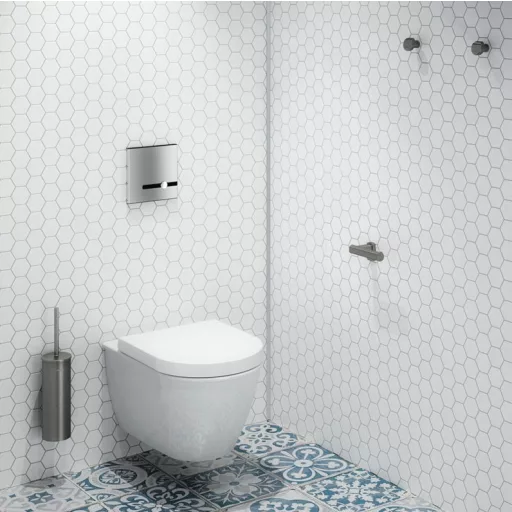 Prémium hatású antracit piperék egy közösségi WC-ben.