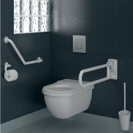 Fehér DELABIE piperékkel és mozgássérült kapaszkodókkal felszerelt akadálymentes WC.