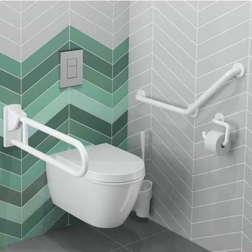 Akadálymentes fali WC mellett a felhajtható kapaszkodó segíti a kerekesszékről történő átülést.