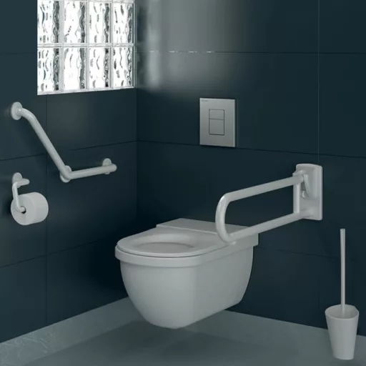 Fehér nylon kapaszkodókkal felszerelt akadálymentes fali WC.
