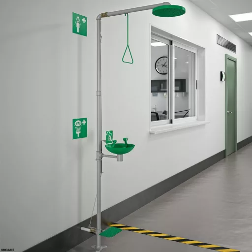 DELABIE kombinált szemmosó és vészzuhany egység epoxy bevonatú csőrendszerrel, tállal, zuhanyfejjel és kapcsolókkal, téliesíthető leeresztőszeleppel