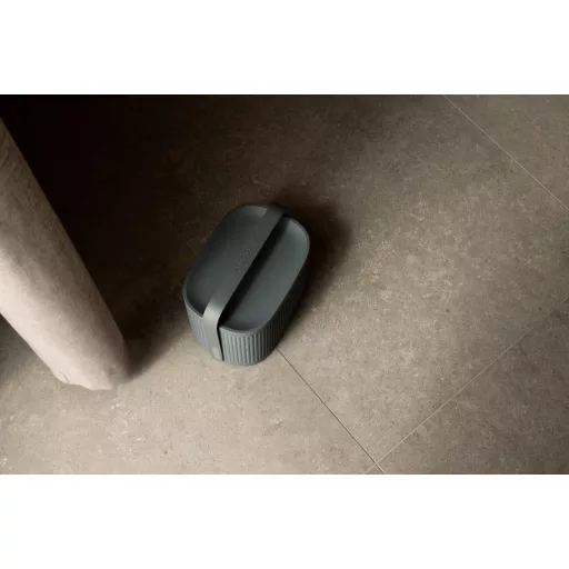 Esztétikus párakontroll eszköz a padlón elhelyezve, amely észrevétlenül simul a környezetbe.