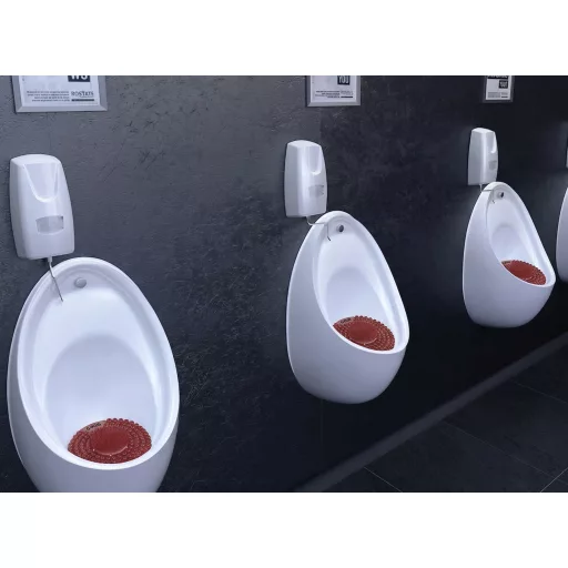 Édes alma illata feldobja a férfi mosdót.
