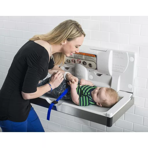 Mindig biztonságban tudhatja gyermekét a Green Clean pelenkázón.