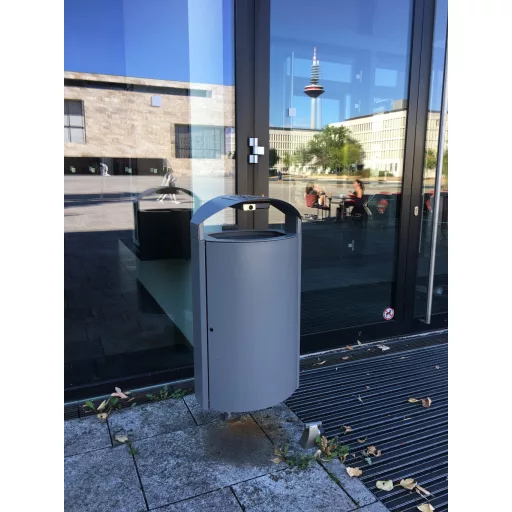 A hamutartó tálca a zár kioldását követően húzható ki.