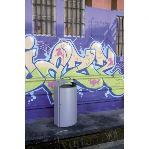 A graffiti biztos felületről egy mozdulattal letörölhető a ráfújt festék.