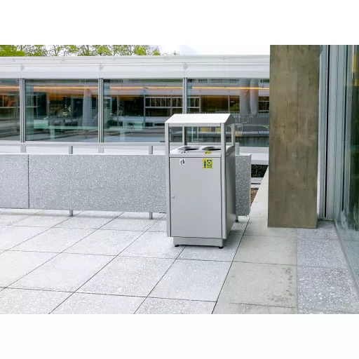 Kültéri szelektív szemetesekhez fedő szükséges.