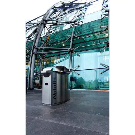 Repülőtér parkolójában felszerelt fedeles szelektív hulladékgyűjtő.