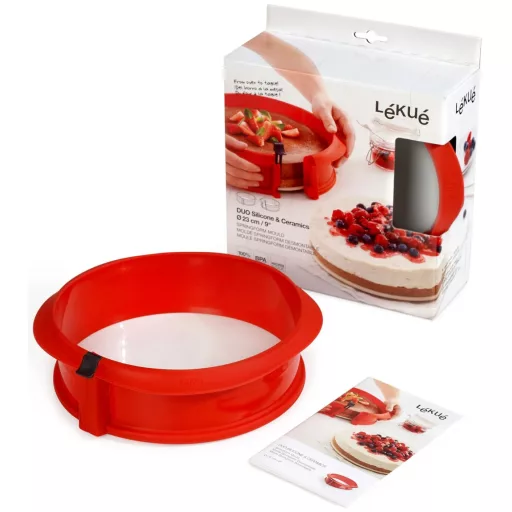A 230 milliméter átmérőjű, 2,5 liter űrtartalmú tortaforma rugalmas, piros színű tapadásmentes szilikon gyűrűje és stabil, karcálló kerámia alja tökéletesen szivárgásmentes záród