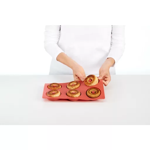 A prémium szilikon kialakítás garantálja, hogy a tészta egyenletesen sül át, megtartja a formáját, és a sütés végén egyetlen mozdulattal, sérülésmentesen kiemelhető.