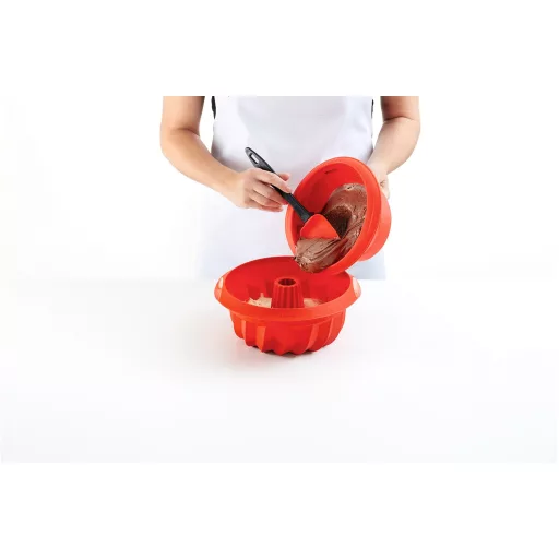 A 220mm átmérőjű, széles és mélyített felső rész akadálymentes, tiszta betöltést tesz lehetővé a nagyobb mennyiségű, folyékony állagú nyers tésztamassza számára.