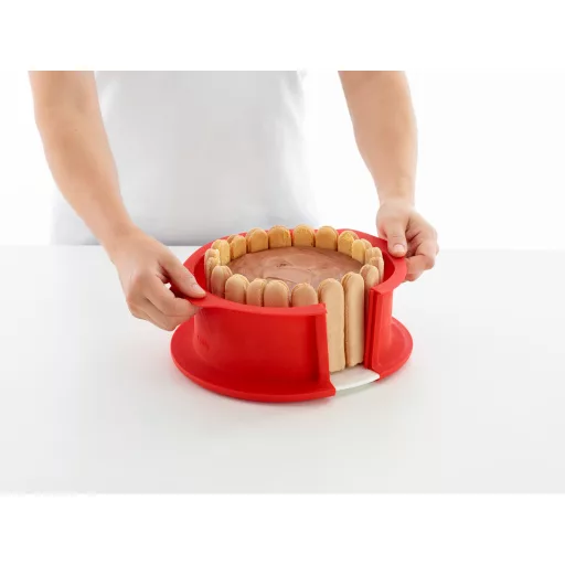 Ez a kapcsos tortaforma megkönnyíti a sütemény elkészítését és a formából való kibontását.