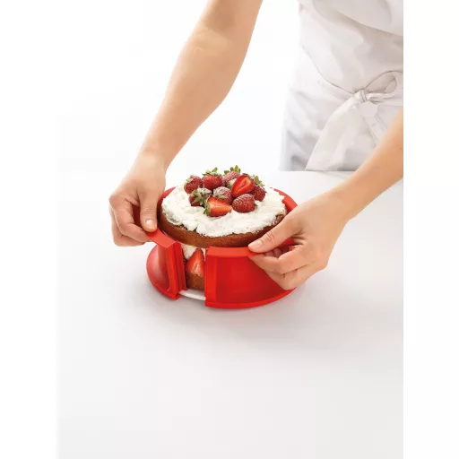 Ez a szilikon és kerámia kapcsos tortaforma tökéletes megoldás a sütéshez és az azonnali tálaláshoz is.