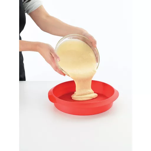 Ez a 100% szilikon kerek forma masszívan tartja a tésztát, a sütés végén pedig egyetlen laza mozdulattal, tapadásmentesen kifordítható.