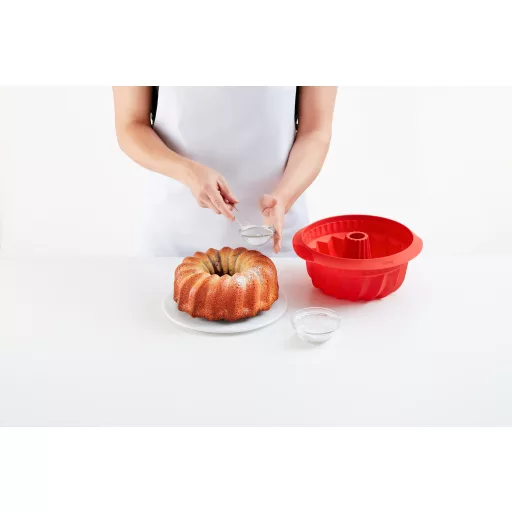 Praktikus és mély kialakítás: 22 cm átmérőjű, 2400 ml űrtartalmú szilikon forma.