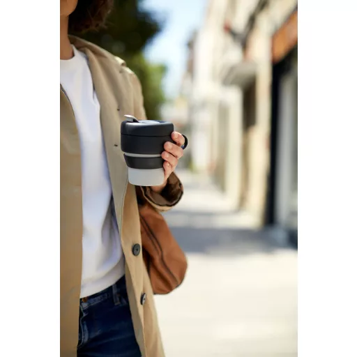 Használd a Mug To Go-t, hogy elvihesd a kávédat, újra felhasználhasd, és segíts a Földnek az eldobható poharak helyett.