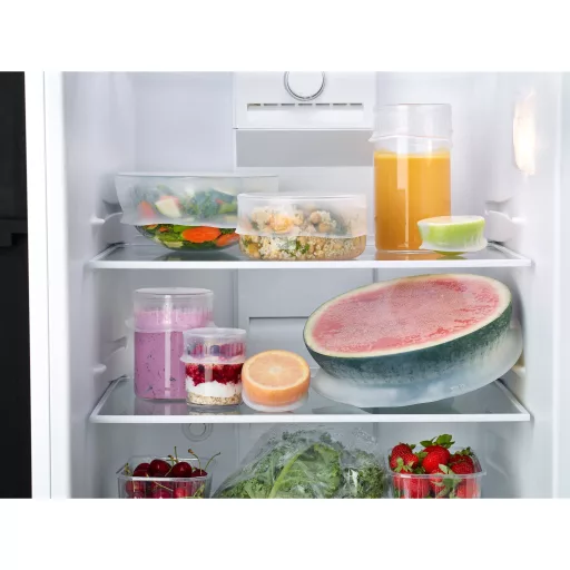 A rugalmas szilikon fedő sokoldalúan illeszkedik a legkülönbözőbb formájú tárolóedényekhez és a félbevágott gyümölcsökhöz a tartós frissesség megőrzése érdekében.
