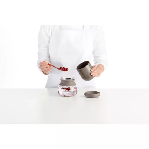 Előkészítés: Add hozzá a teafüvet, majd illeszd rá a szűrőt és a másik üvegedényt a lezáráshoz.