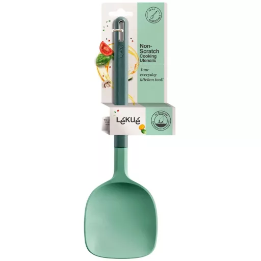 A zöld színű, hőálló műanyagból készült wok spatula hosszú, akasztólyukkal ellátott nyele praktikus tárolást és biztonságos fogást nyújt, míg a széles, enyhén ívelt és karcment