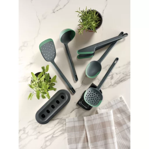Univerzális illeszkedés: a tartó nyílásai a Non-Scratch Kitchen Utensils kollekció valamennyi eszközével kompatibilisek, így a sorrend tetszőlegesen variálható.
