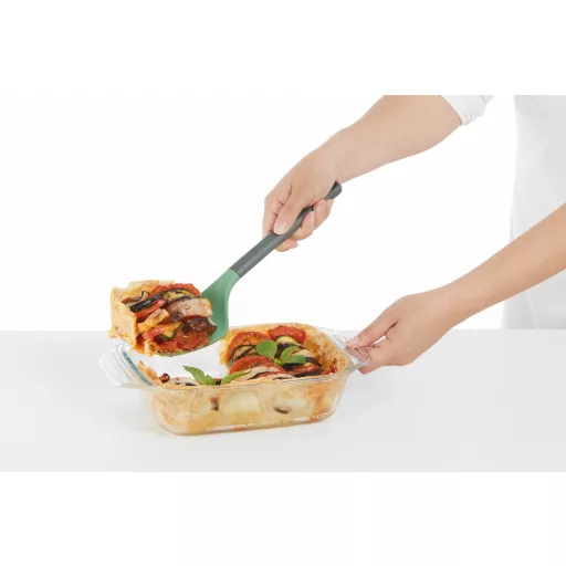 A spatula nagyfokú rugalmassága és speciális, dupla szögben tört formatervezése lehetővé teszi Önnek az ételek precíz adagolását és mozgatását.