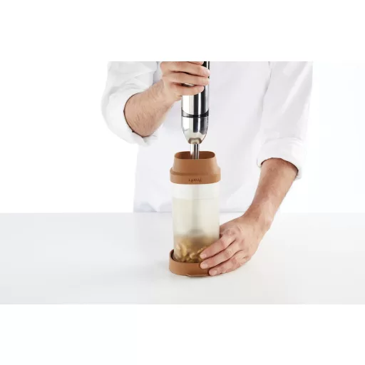 Ezt követően botmixerrel turmixolja össze.