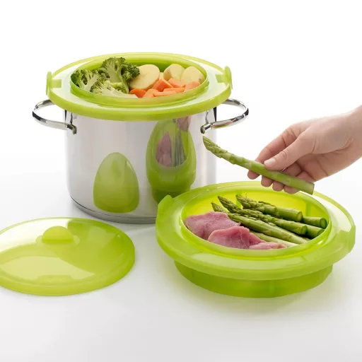 A világoszöld színű, kétszintes kialakítású szilikon párolóedény és a hozzá tartozó fedél lehetővé teszi a különböző élelmiszerek egymástól elkülönített, egyidejű és kím
