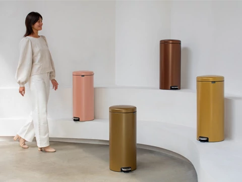 Exkluzív fémes árnyalatok - A Brabantia NewIcon pedálos szemetesek prémium kollekciója